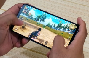 Playing PUBG Mobile on the Samsung Galaxy A30.