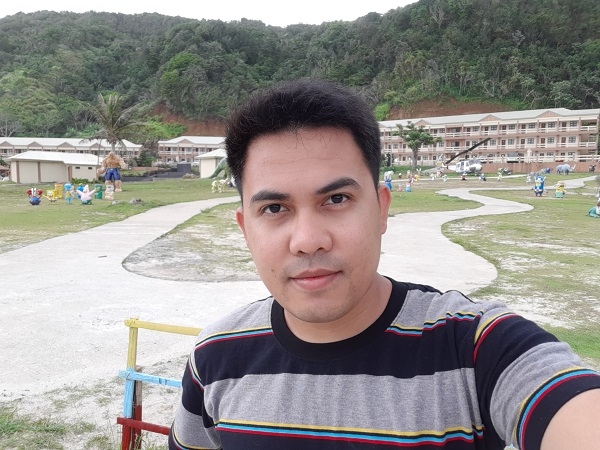 Samsung Galaxy A30 sample selfie.