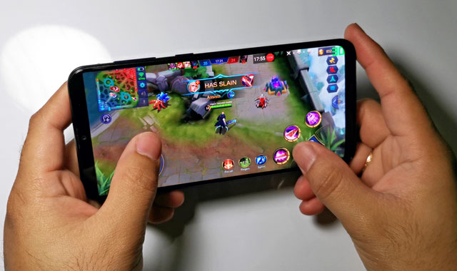 Playing Mobile Legends on the Samsung Galaxy A20