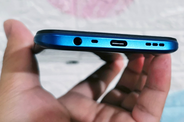 USB Type-C port of the OPPO A9 2020.