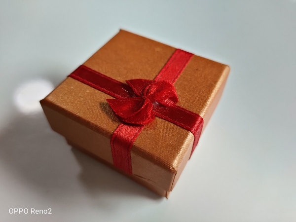 OPPO Reno2 sample picture of a small gift box using the default camera settings.