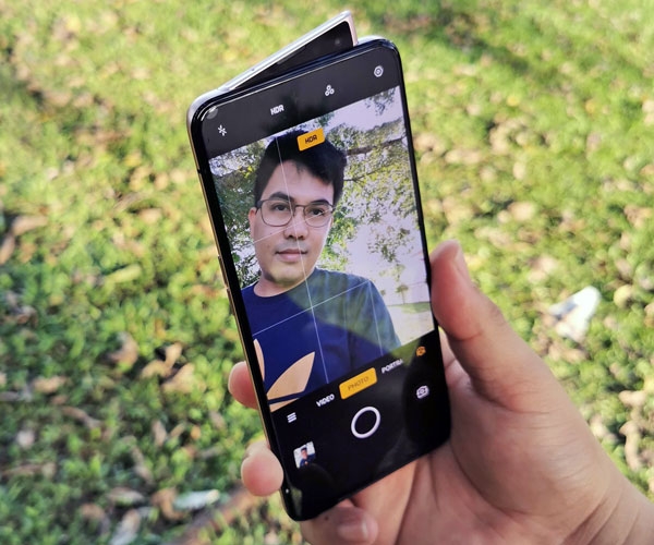 The motorized pop-up selfie camera of the OPPO Reno2 smartphone.