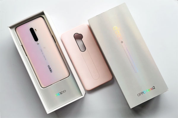 Unboxing the OPPO Reno2 smartphone.