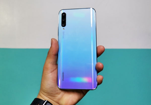 The Huawei Y9s smartphone in breathing crystal color.