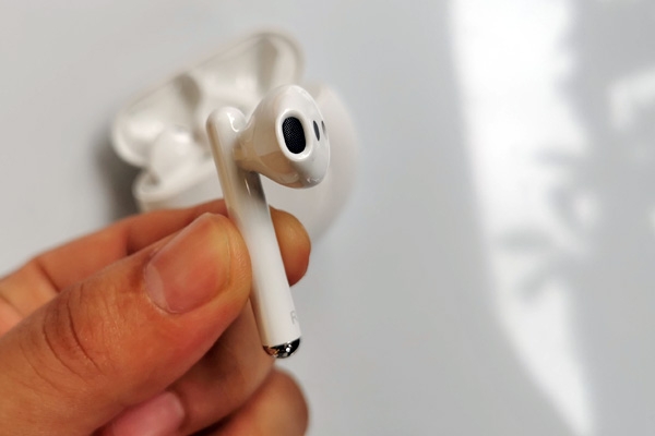 The right earbud of the Huawei Freebuds 3.