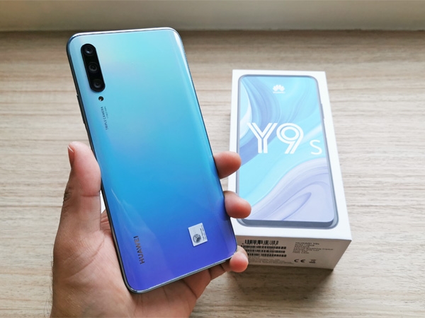 The Huawei Y9s and its box.