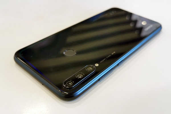 Notice the optical effect around the back of the Huawei Y7p.