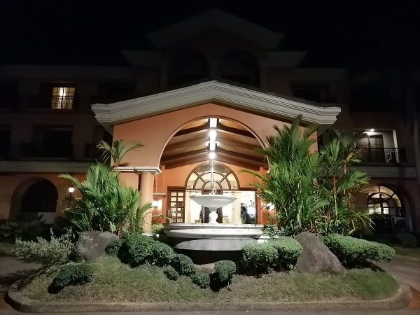 Huawei Y7p sample low light picture (building, auto).