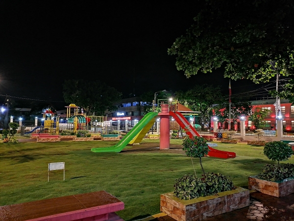 Huawei Y7p sample low light picture (playground, Night Mode).