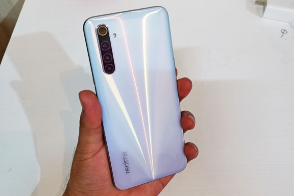 "Comet-inspired" back cover artwork of the Realme 6.