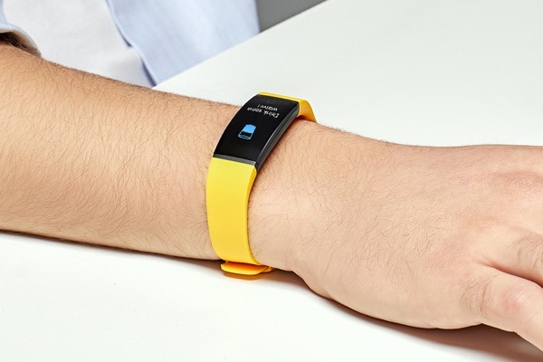 The Realme Band notifies the user to drink water.