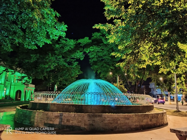 realme 6 sample picture (water fountain, night mode)