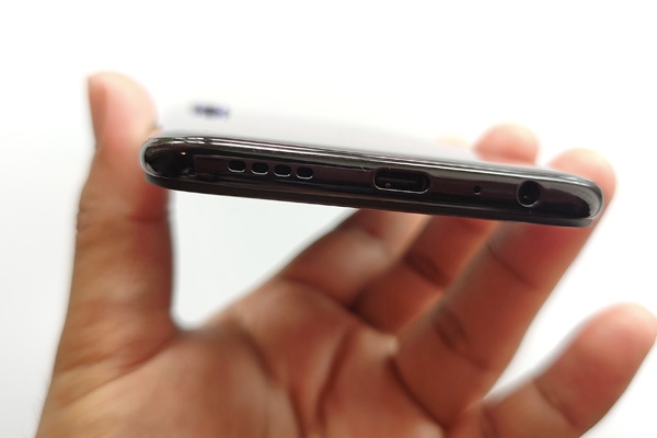 Bottom ports of the realme 6 Pro.