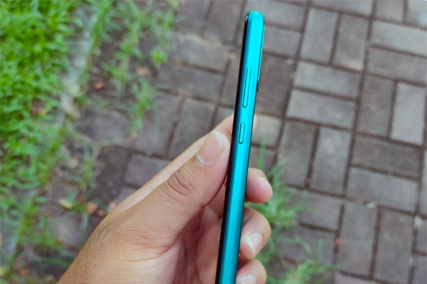 Volume and power buttons of the Huawei Y6p.