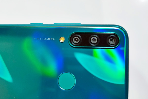 Cameras and fingerprint scanner at the back of the Huawei Y6p.