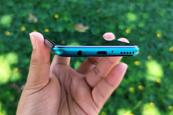 Bottom view of the Huawei nova 7i.