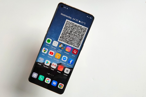 OPPO Find X2 Pro home screen (QR code for contact tracing).