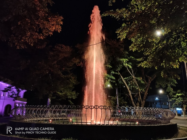 realme X3 SuperZoom sample picture (fountain, low light).