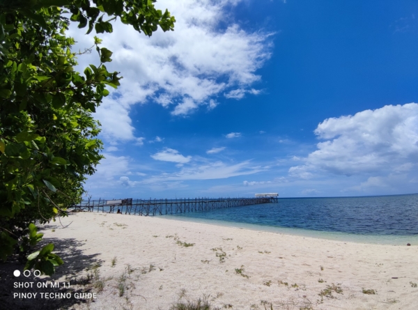 Xiaomi Mi 11 sample picture of a "floating cottage" using its ultra-wide camera.