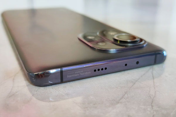 Top-view of the Xiaomi Mi 11.