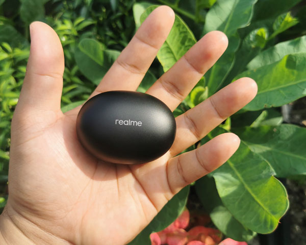 This is the egg-shaped charging case of the realme Buds Air 2 Neo.
