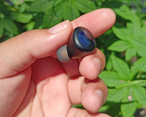 The right earphone of the realme buds Air 2 Neo.
