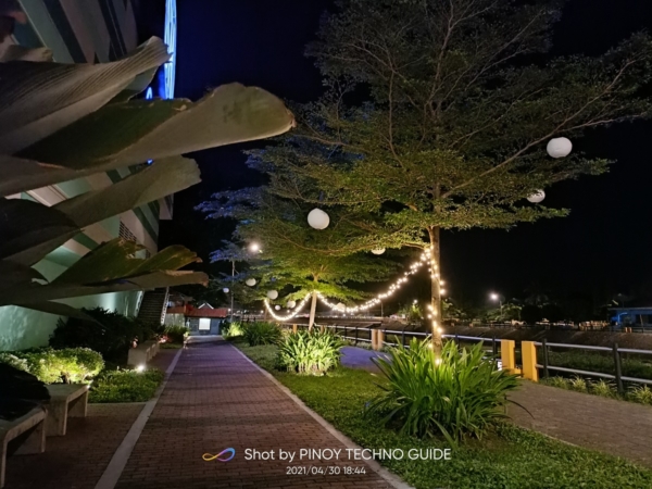 realme 8 sample picture (walkway, nightscape mode).