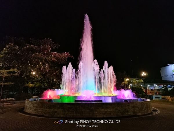 realme 8 sample picture (water fountain, nightscape mode).