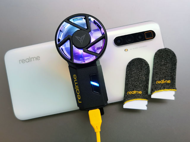 The realme Cooling Back Clip and realme Finger Sleeves on a realme X3 SuperZoom.