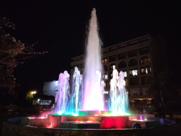 Huawei MatePad 11 sample picture (water fountain at night, rear camera).