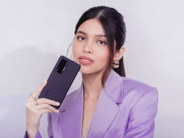 Actress and TV personality Maine Mendoza with the vivo X70 smartphone.