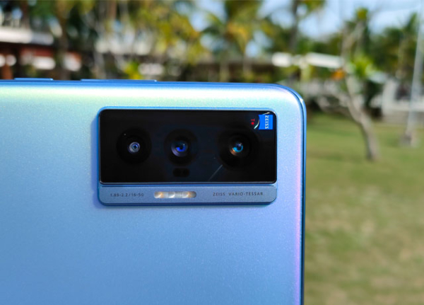 Triple rear cameras of the vivo X70 with ZEISS optics.