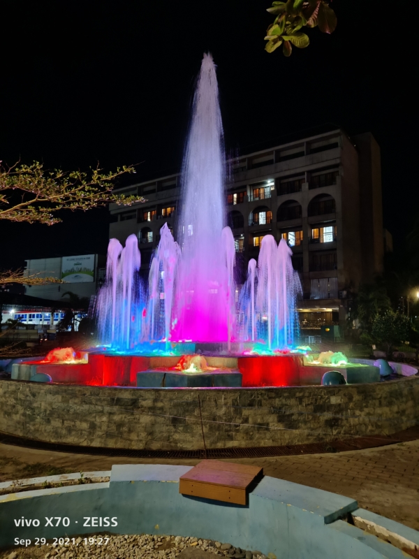 vivo X70 sample picture (water fountain, low light).