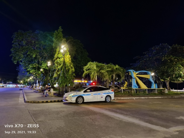 vivo X70 sample picture (police car under a street light, low light).