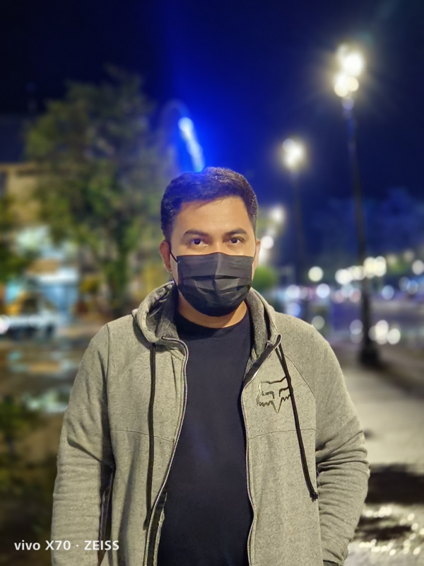 vivo X70 sample picture (low light portrait).