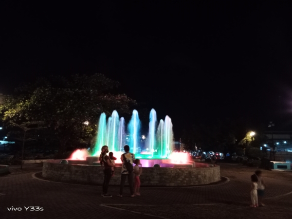 Water fountain with lights at night | vivo Y33s