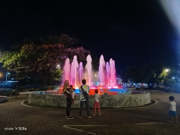 Water fountain with lights at night captured using Night Mode | vivo Y33s