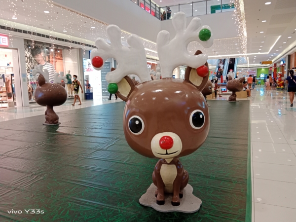 Reindeer in a mall | vivo Y33s