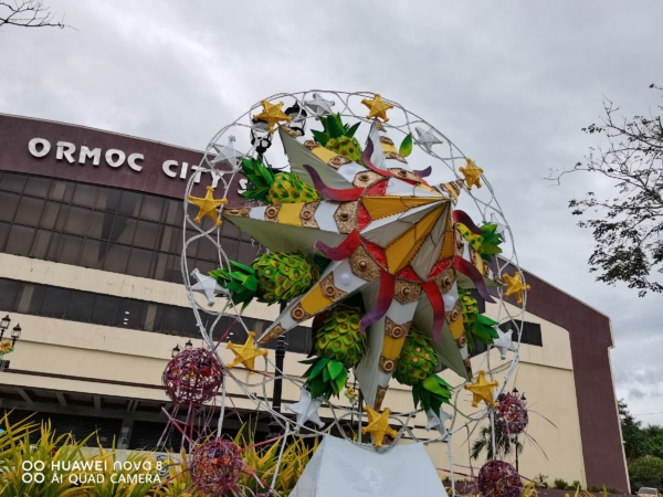 Christmas decoration in the city plaza | Huawei nova 8