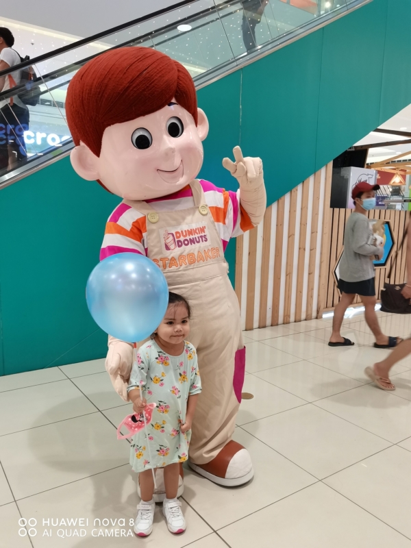 Dunkin Donuts mascot inside a mall | Huawei nova 8