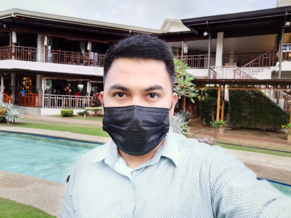 Sample selfie (slightly overexposed) | Huawei nova 8