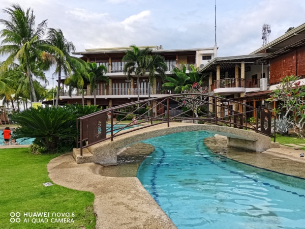 Swimming pool in a resort hotel | Huawei nova 8