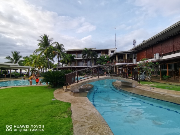 The same swimming pool captured using the ultra-wide camera | Huawei nova 8