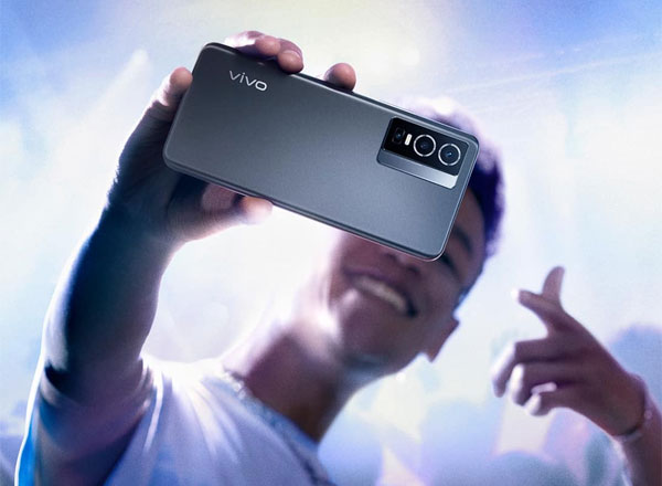 Taking a selfie with the vivo Y76 5G.
