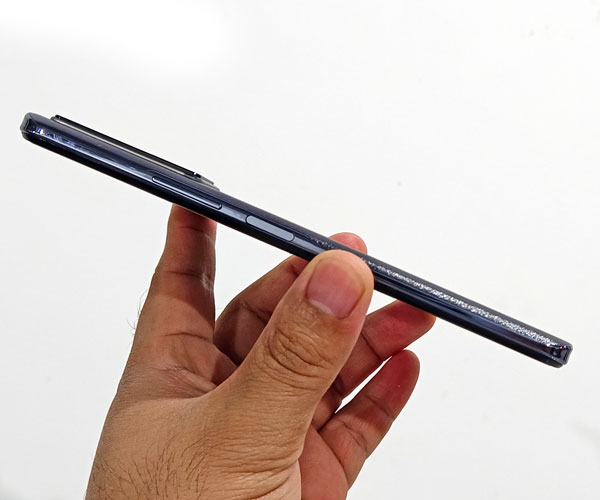 Side view of the vivo Y76 5G.