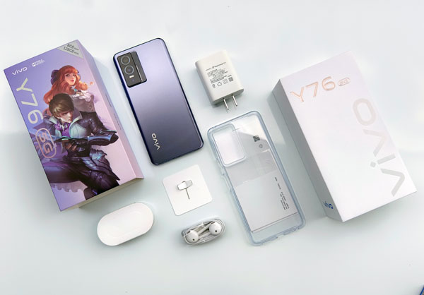 Unboxing the vivo Y76 5G smartphone.