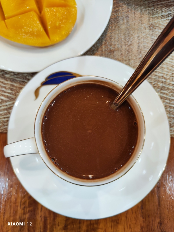 A cup of cocoa captured by the Xiaomi 12.