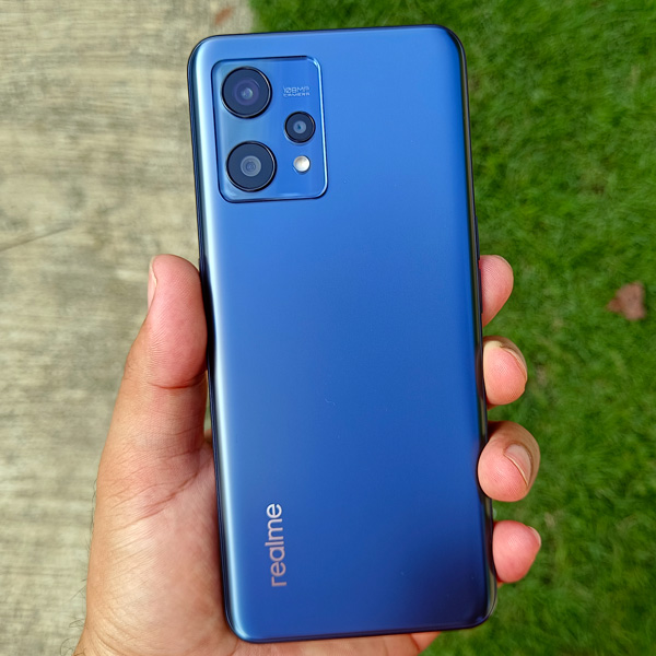 I'm reviewing the Meteor Black realme 9.