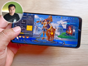 Playing Mobile Legends on the realme 9 smartphone.