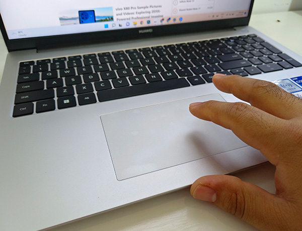 Using the Huawei MateBook D16 trackpad.